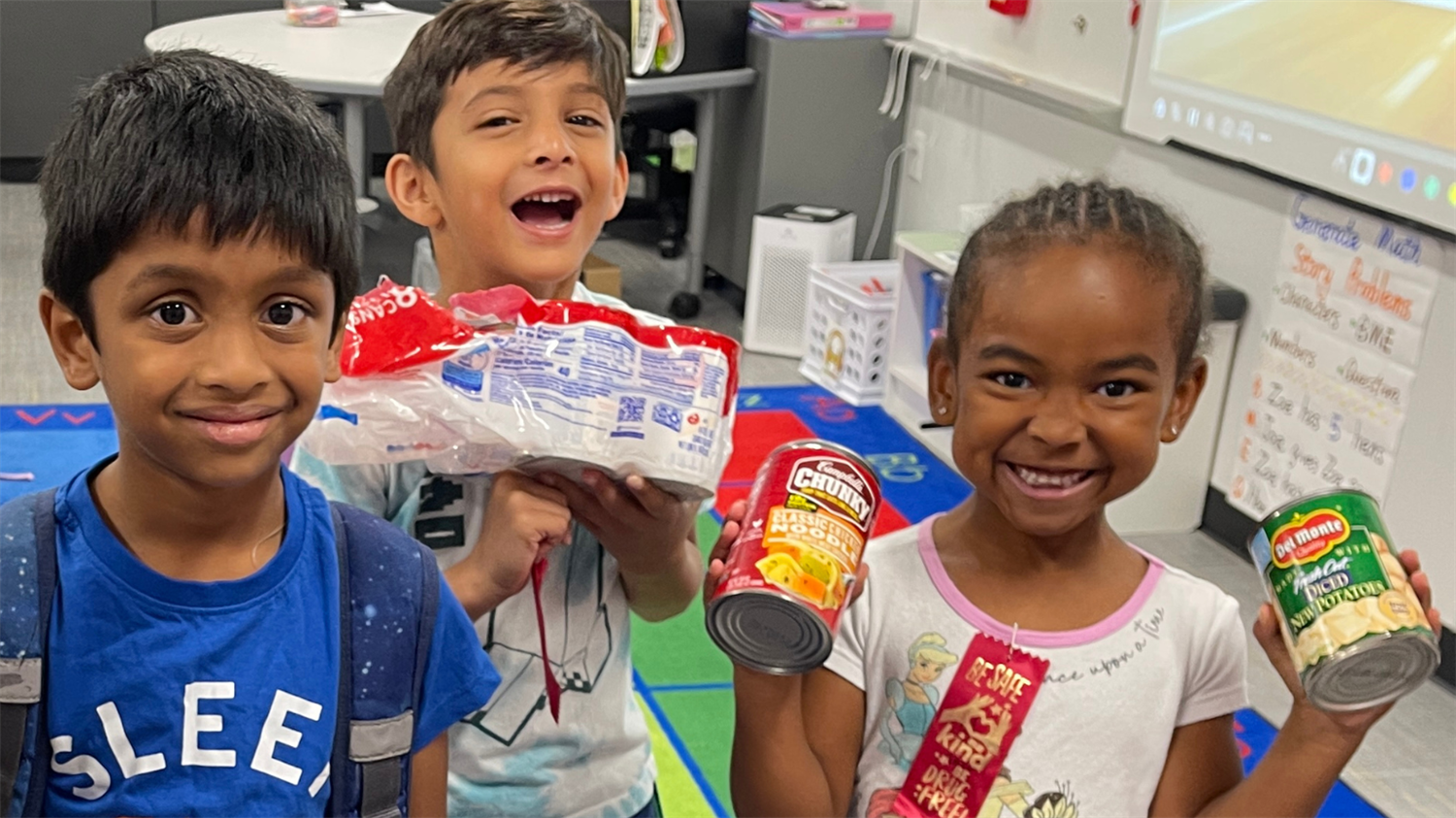  Students from Memorial Elementary donate to LISD's Stuff the Pantry Food Drive. 2023