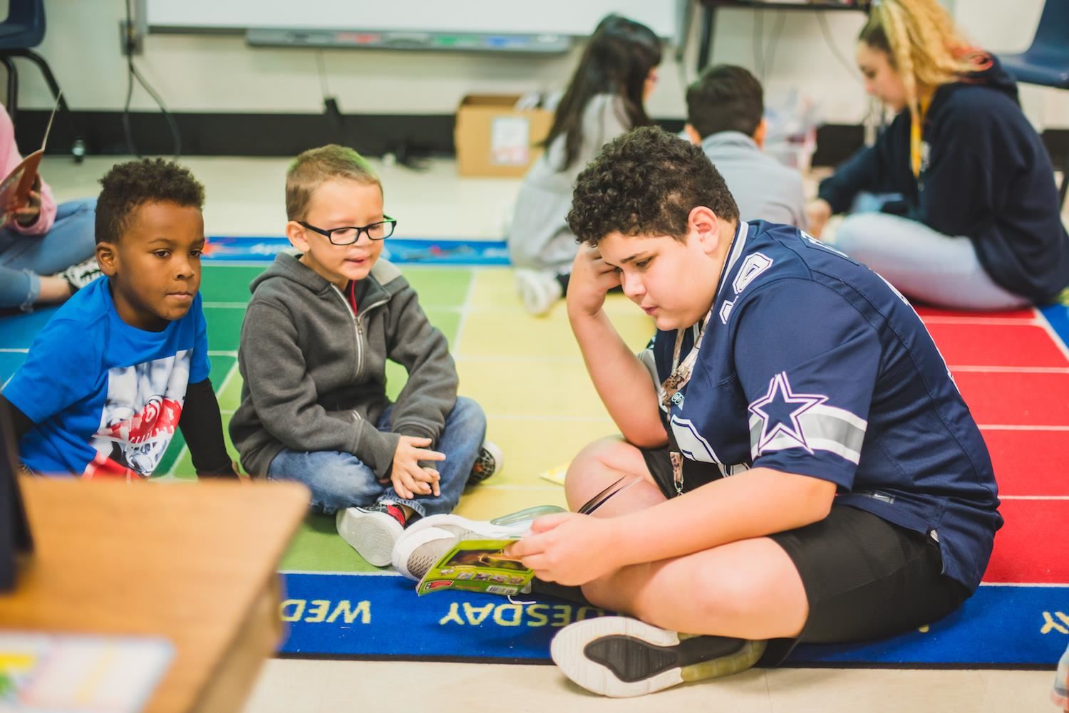 Middle school students read to elementary students 