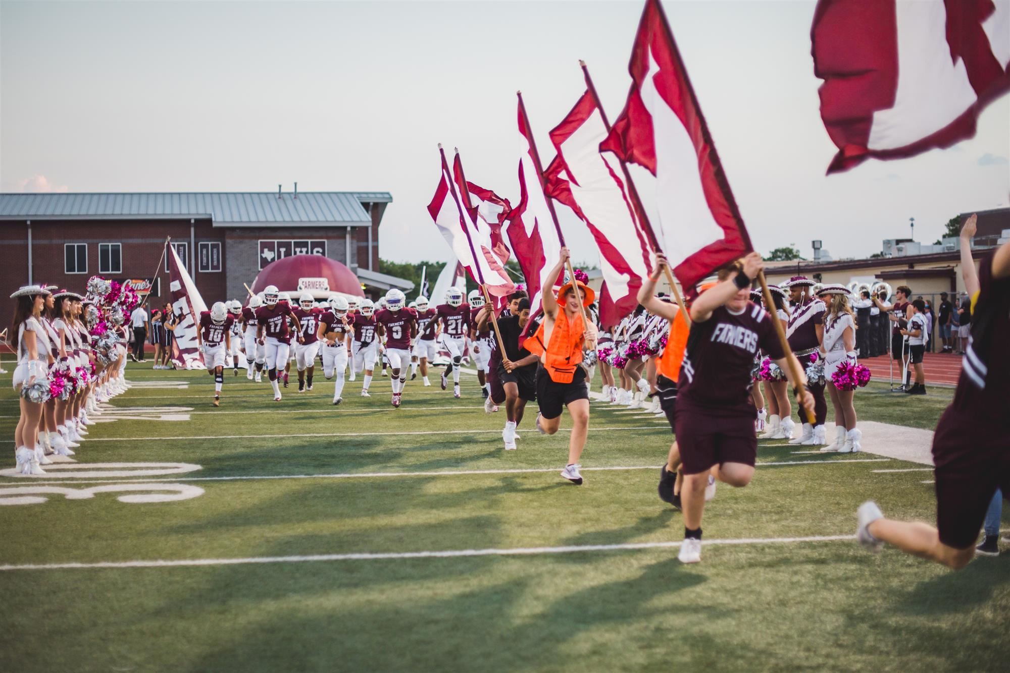 Farmer football team runs out of tunnel 